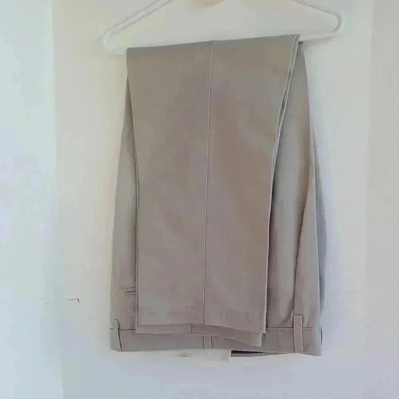 Dockers Classic Fit Khaki W36 - Picture 2 of 9